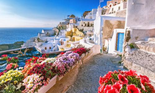 Santorini Streets, Whitewashed Alleys and Blue Dome Views Over the Caldera